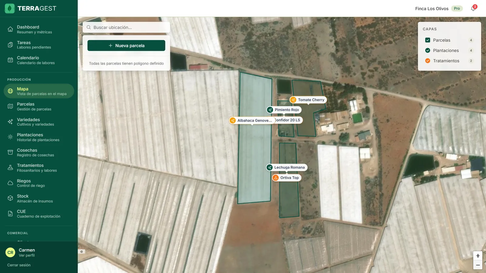Mapa satélite con cuatro parcelas dibujadas como polígonos, etiquetadas con su cultivo y sus tratamientos, y un panel de capas